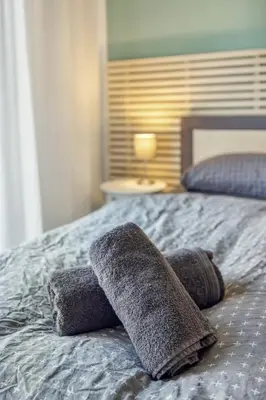 Ein Bett oder Betten in einem Zimmer der Unterkunft Amalfi A02 - 2 Zi für 4P - Balkon, smart TV, Boxspringbett