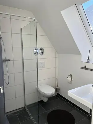 Ein Badezimmer in der Unterkunft Moderne Wohnung Karlsruhe Neureut, Fußbodenheizung - Regendusche - Waschmaschine - Stellplatz