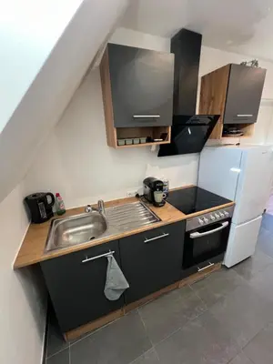 Küche/Küchenzeile in der Unterkunft Moderne Wohnung Karlsruhe Neureut, Fußbodenheizung - Regendusche - Waschmaschine - Stellplatz