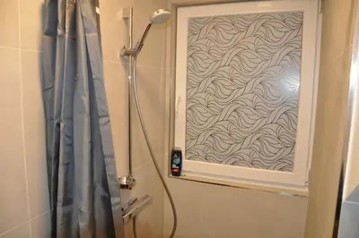 Ein Badezimmer in der Unterkunft 2Zi Wo 6 PersBetten ab 1 Meter breit