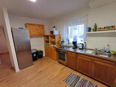 Küche/Küchenzeile in der Unterkunft APARTMENTS / WOHNUNG IN HAIBACH