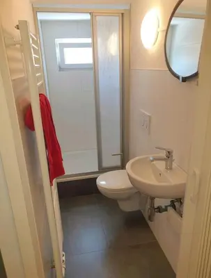 Ein Badezimmer in der Unterkunft APARTMENTS / WOHNUNG IN HAIBACH