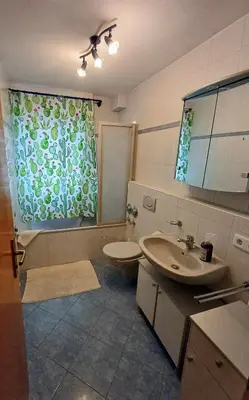 Ein Badezimmer in der Unterkunft APARTMENTS / WOHNUNG IN HAIBACH