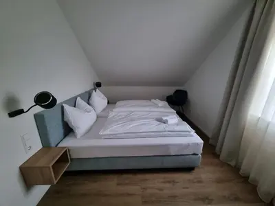 Ein Bett oder Betten in einem Zimmer der Unterkunft Gästehaus und Weingut Erich Hirth