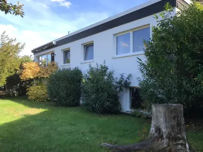 Ein Garten an der Unterkunft Idyllische Wohnung mitten in der Natur „ Haus Magnolia „