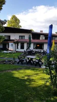 Ein Garten an der Unterkunft Hotel Büchner Garni