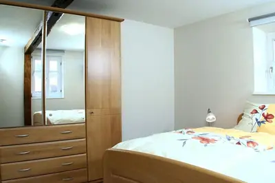 Ein Bett oder Betten in einem Zimmer der Unterkunft Ferienwohnung Alte Hütte