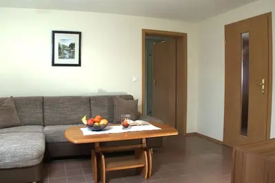 Ein Sitzbereich in der Unterkunft Ferienwohnung Alte Hütte