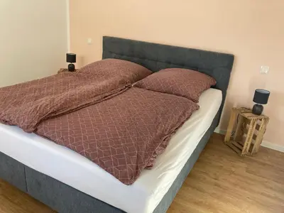 Ein Bett oder Betten in einem Zimmer der Unterkunft Ferienwohnung im Weingut Jens Griebel