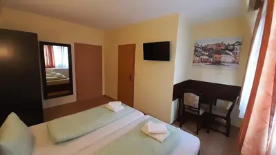 Ein Bett oder Betten in einem Zimmer der Unterkunft Gästehaus Zu Herrenwiesen