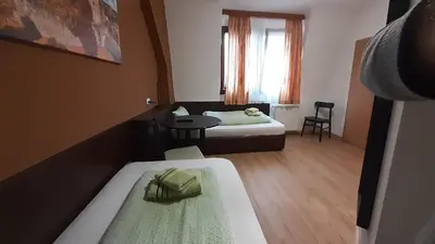 Ein Bett oder Betten in einem Zimmer der Unterkunft Gästehaus Zu Herrenwiesen