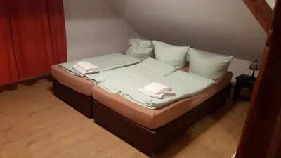 Ein Bett oder Betten in einem Zimmer der Unterkunft Gästehaus Zu Herrenwiesen