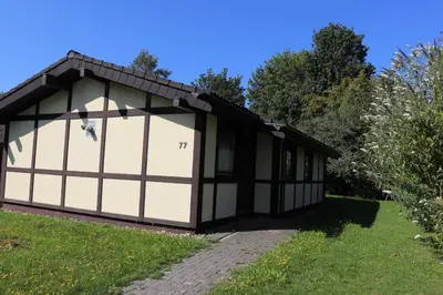 Ein Garten an der Unterkunft Ferienhaus Robinson Crusoe Schwarzkittelpfad 77