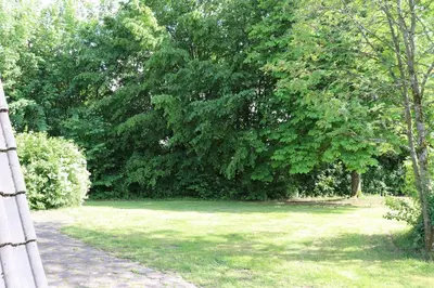 Ein Garten an der Unterkunft Ferienhaus Winnetou Im Abendrot 127