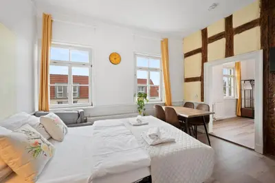 Ein Bett oder Betten in einem Zimmer der Unterkunft BackHome - SUITE L - Parkhaus - Fantastische Schlosslage - SmartTV - Waschmaschine - Netflix - 50qm - 24h Checkin- Apartment 3