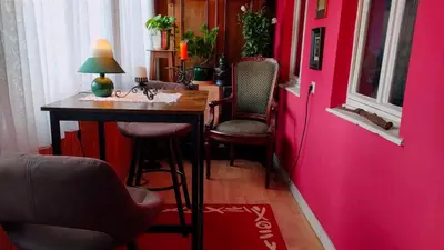 Ein Sitzbereich in der Unterkunft Zimmer mit zwei Einzelbetten