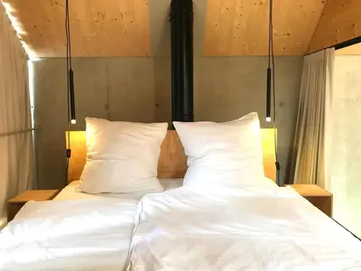 Ein Bett oder Betten in einem Zimmer der Unterkunft Burgstrasse Apartment Ost mit Garten und Sauna