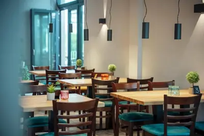 Ein Restaurant oder anderes Speiselokal in der Unterkunft Hotel Central Vis a Vis