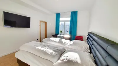 Ein Bett oder Betten in einem Zimmer der Unterkunft Helles Zimmer mit Kingsize-Bett