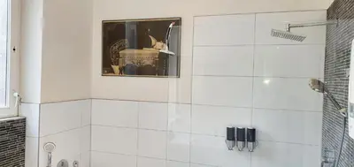 Ein Badezimmer in der Unterkunft Helles Zimmer mit Kingsize-Bett