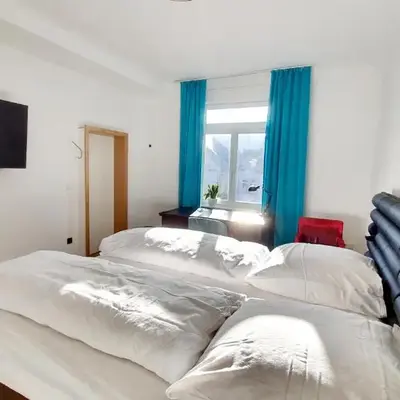 Helles Zimmer mit Kingsize-Bett