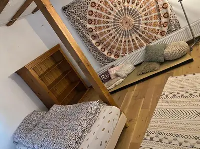 Ein Bett oder Betten in einem Zimmer der Unterkunft Einzimmerapartment mit Fass Sauna (und Pool)