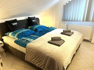 Ein Bett oder Betten in einem Zimmer der Unterkunft Zentrale Ferienwohnung am Buhlschen Park in Deidesheim