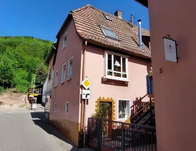 Das Gebäude in dem sich das Ferienhaus befindet