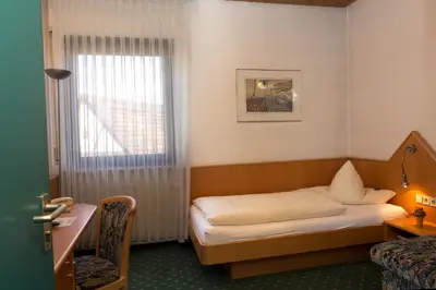 Ein Bett oder Betten in einem Zimmer der Unterkunft Hotel Deutsches Haus