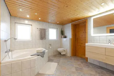 Ein Badezimmer in der Unterkunft Helles Gästehaus in St. Johann