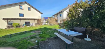 Ein Garten an der Unterkunft Renoviertes ruhiges Gartenapartment