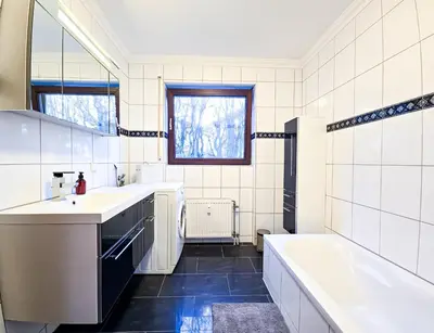 Ein Badezimmer in der Unterkunft COSY-Apartment - Glazed Balkony & Carport, 70m2