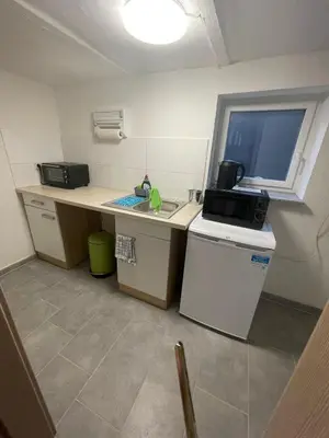 Küche/Küchenzeile in der Unterkunft gemütliches und Schönes Zimmer Keller Geschoss K1