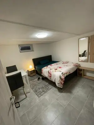 Ein Bett oder Betten in einem Zimmer der Unterkunft gemütliches und Schönes Zimmer Keller Geschoss K1