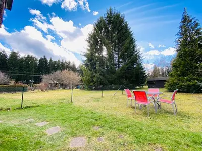 Ein Garten an der Unterkunft FeWo - Waldrand-Lage mit Garten, Grill & Parkplatz