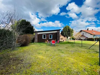 Ein Garten an der Unterkunft FeWo - Waldrand-Lage mit Garten, Grill & Parkplatz