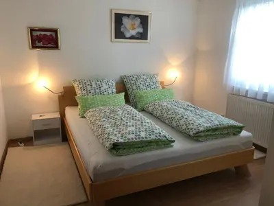 Ein Bett oder Betten in einem Zimmer der Unterkunft Ferienwohnung in ruhigem Viertel
