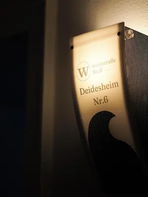 Ein Zertifikat, Auszeichnung, Logo oder anderes Dokument, das in der Unterkunft Weinstraße No 8 