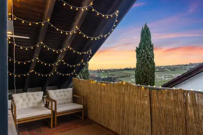 Ein Balkon oder eine Terrasse in der Unterkunft UPPER ROOM: Apartment mit exklusiver Ausstattung-Ausblick auf Weinberge&Mandelblütenpfad