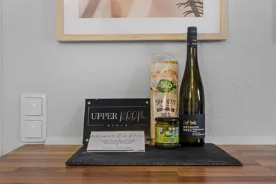 Getränke in der Unterkunft UPPER ROOM: Apartment mit exklusiver Ausstattung-Ausblick auf Weinberge&Mandelblütenpfad