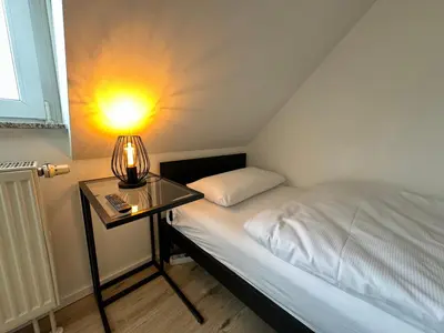 Ein Bett oder Betten in einem Zimmer der Unterkunft Gemütliches Apartment für 2 Personen nahe RaumFabrik - Durlach by Rabe