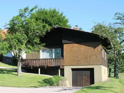 Das Gebäude in dem sich das Ferienhaus befindet