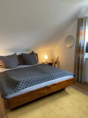 Ein Bett oder Betten in einem Zimmer der Unterkunft Ferienwohnung am Erbacher Mümlingufer