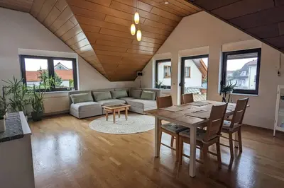 Ein Sitzbereich in der Unterkunft Ferienoase mit Dachterrasse nahe Sankt Leoner See