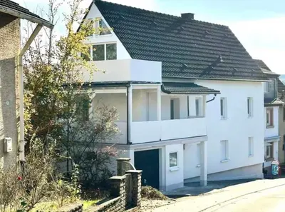 Das Gebäude in dem sich das Ferienhaus befindet