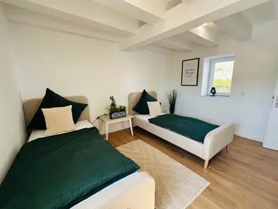 Ein Bett oder Betten in einem Zimmer der Unterkunft Sehr gut ausgestattetes Einfamilienhaus