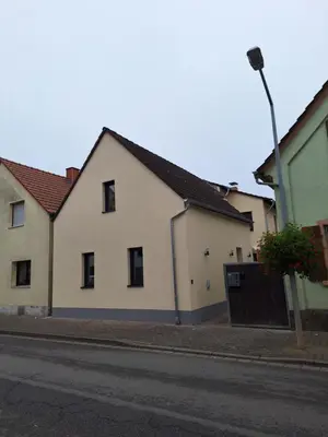 Das Gebäude in dem sich das Ferienhaus befindet