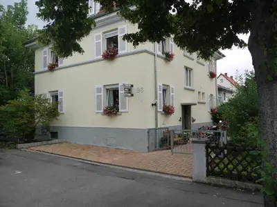 Das Gebäude in dem sich das Privatzimmer befindet