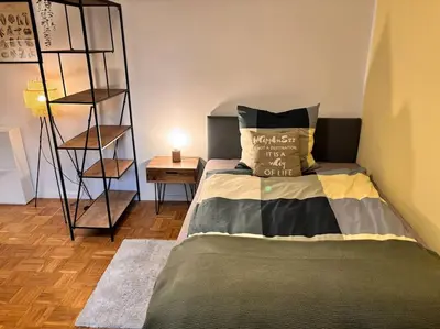 Ein Bett oder Betten in einem Zimmer der Unterkunft Stilvoll mitten Neu-Isenburg
