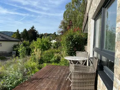 Ein Garten an der Unterkunft Moderne Ferienwohnung in Dilsberg